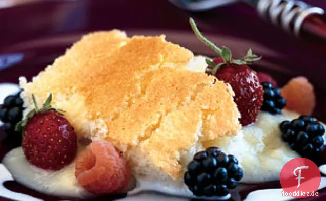 Meyer Lemon Buttermilk Pudding Kuchen mit frischen Beeren