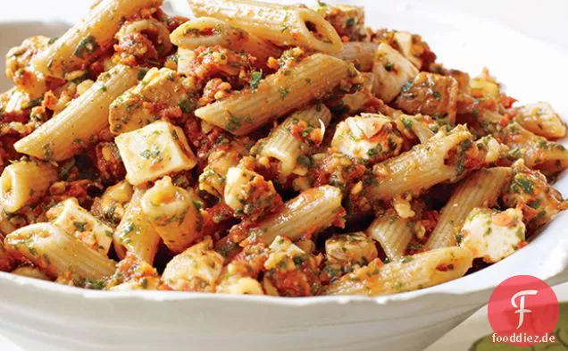 Penne mit Tomatenpesto und geräuchertem Mozzarella
