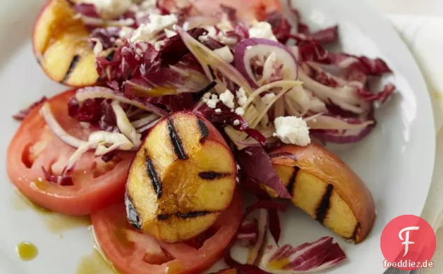 Tomaten, Radicchio und gegrillter Pfirsichsalat mit Basilikumöl