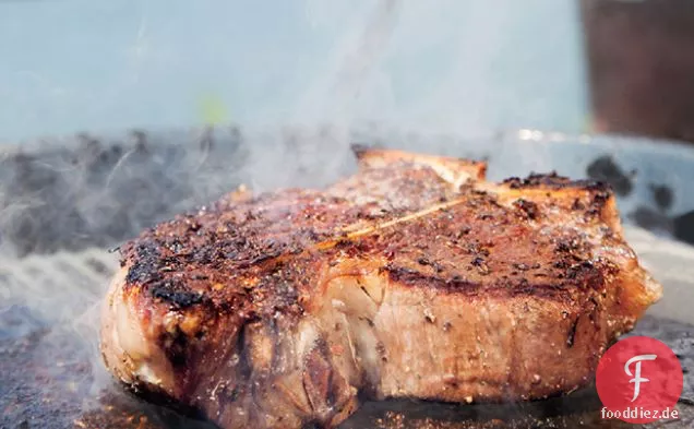 Schiefer-gegrilltes Porterhouse, Sommergemüse und Sauerteigbrot