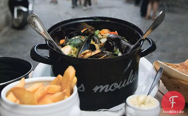 In Bier gedämpfte Muscheln mit Crème Fraîche, Kräutern und Parmesancroutons