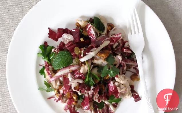 Hähnchen-Radicchio-Salat mit eingelegten Rosinen + Walnüssen