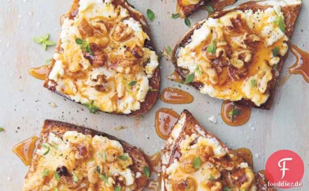 Ziegenkäsetoast mit Walnüssen, Honig & Thymian