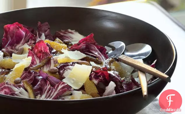 Radicchio-Salat mit Zitrusfrüchten, Datteln, Mandeln und Parmesan