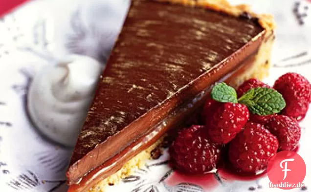 Schokoladen-Karamell-Torte mit betrunkenen Himbeeren und Vanille-Crème Fraîche