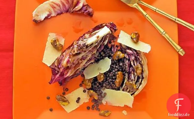 Gegrillter Radicchio-Keilsalat mit Linsen, Honig & gewürzten Walnüssen