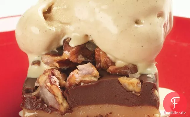 Layered Brownies mit Weißer Schokolade-Karamell-und Kakao-Nib-Eis