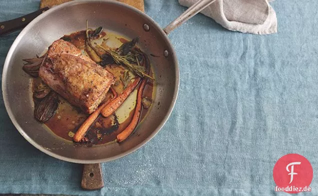 Gebratenes Schweinefleisch mit Salbei, Rosmarin und Knoblauch