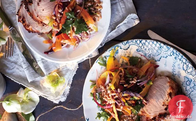 Senf-verkrustetes Schweinefleisch mit Farro und Karottensalat
