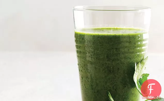 Petersilie, Grünkohl und Beeren-Smoothie