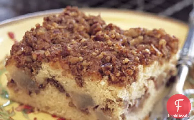 Sauerrahm-Kaffeekuchen mit Birnen und Pekannüssen