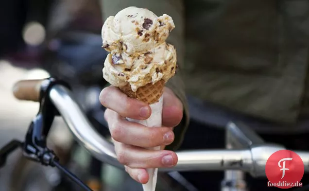 Malted Vanille-Eis mit Erdnuss Spröde und Milch die Stücke von Schokolade