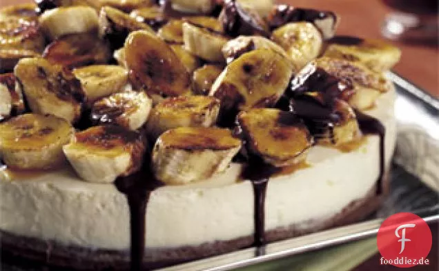 Schokoladen-Brownie-Torte mit weißer Schokoladenmousse und karamellisierten Bananen