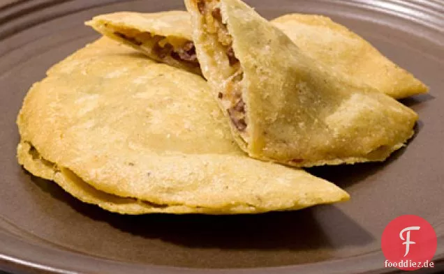 Salvadorianische gefüllte Masa-Kuchen