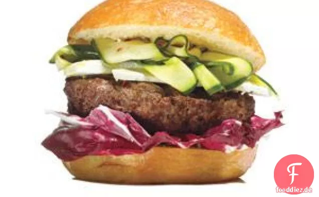 Burger mit Ricotta Salata und eingelegten Zucchini
