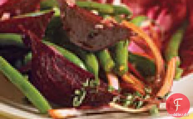 Grüner Bohnen-Radicchio-Salat mit gerösteten Rüben und roten Balsamico-Zwiebeln