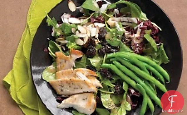 Gebratener Hühnersalat mit grünen Bohnen, Mandeln und getrockneten Kirschen