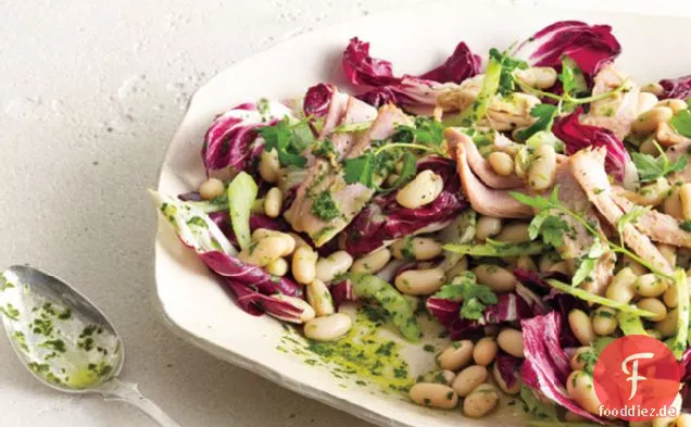 Salat aus weißen Bohnen und Thunfisch mit Radicchio und Petersilienvinaigrette