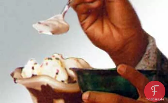 Schokoladen-Erdnuss-Eisbecher-Sauce
