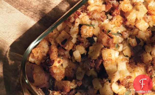 Sauerteigfüllung mit Wurst, Äpfeln und goldenen Rosinen