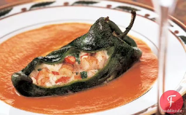 Mit Käse und Garnelen gefüllte geröstete Poblanos mit roter Paprikasauce