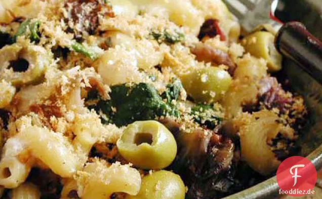 Pasta und Gemüse mit Oliven und Feta