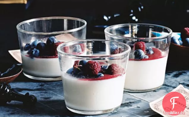 Beeren und Buttermilch-Pudding