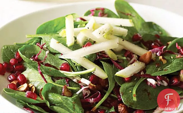 Spinat Granatapfelsalat mit Birnen und Haselnüssen