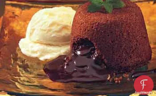 Geschmolzene Schokoladenkuchen mit Minze-Fudge-Sauce