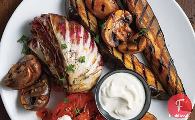 Gegrilltes Gemüse mit Joghurt-Tahini-Sauce