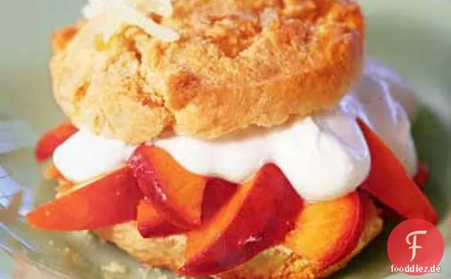 Karamellisiert-Nektarine und Ingwer Shortcakes mit saurer Sahne