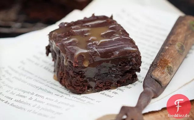 Karamell-geschichtete dunkle Schokoladen-Brownies