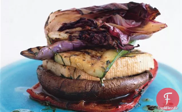 Gegrilltes Gemüse Und Tofu-Stack Mit Balsamico Und Minze