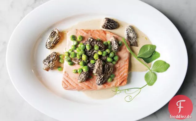 Pochierter Wildlachs mit Erbsen und Morcheln