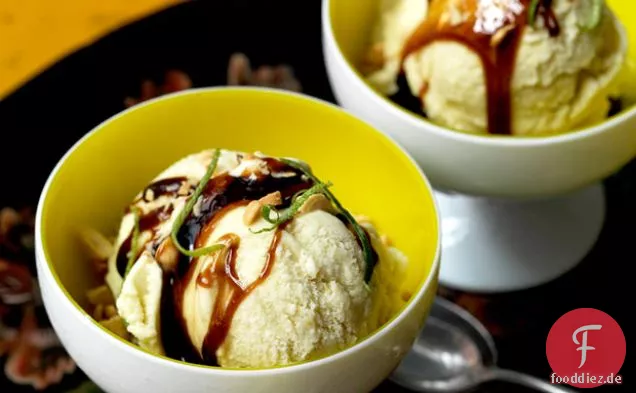 Kokosnuss-Mais-Eis mit Braunzuckersirup und Erdnüssen