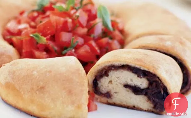 Rollino Veneto (Pizzarollen aus Venedig) mit Tomaten-Basilikum-Salat