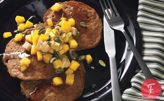 Gewürzte Kokosnusspfannkuchen mit tropischen Früchten