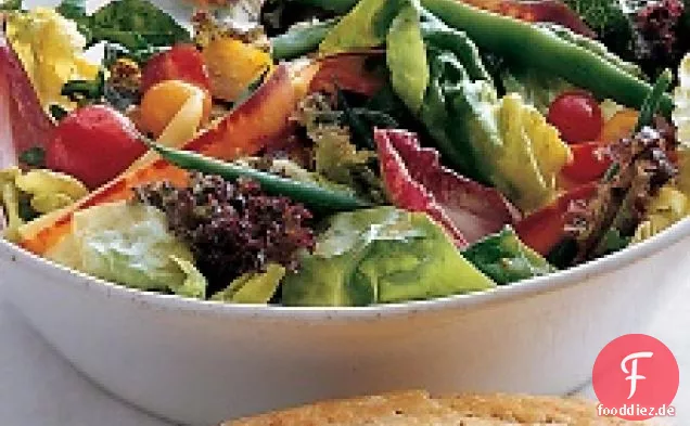 Sommerlicher Salat mit Gemüse