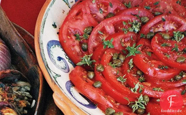 Tomatensalat mit Schalotten-Vinaigrette, Kapern und basilikum