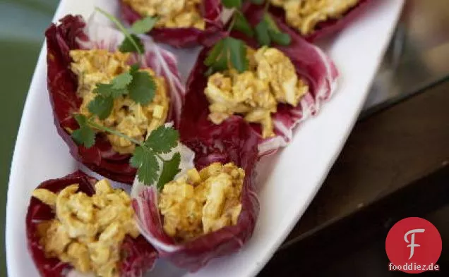 Curryhuhn in Radicchio-Tassen