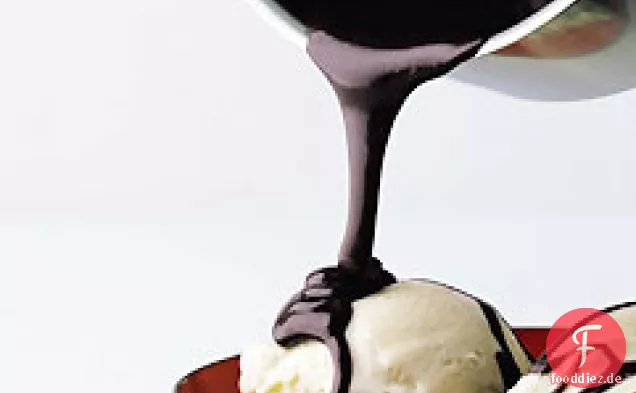 Eis mit Schokoladen-Karamell-Sauce