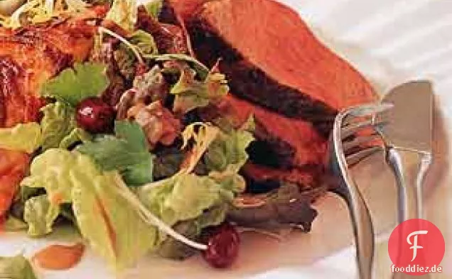 Gegrillte Porterhouse-Steaks mit gemischtem grünem Salat