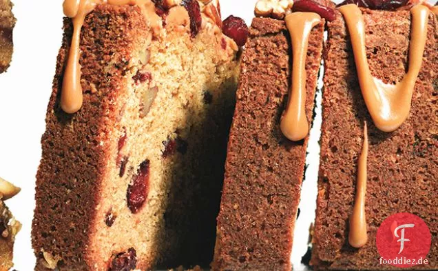 Espresso Pfund Kuchen mit Preiselbeeren und Pekannüssen