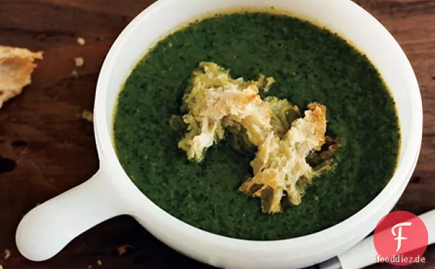 Salatsuppe mit Croutons