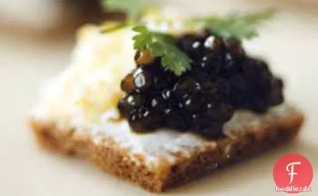 Kaviar auf Pumpernickel mit Saurer Sahne