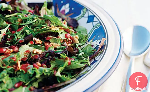 Herbstsalat mit Nüssen und Granatäpfeln