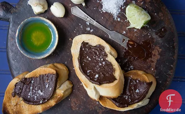Schokoladen-Knoblauch-Mojo mit geröstetem kubanischem Brot (Tostadas de Pan Cubano con Mojo de Chocolate)