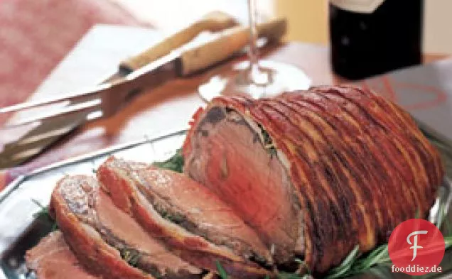 Gebratenes Rinderfilet in Speck gewickelt