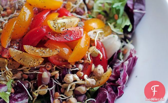 Tomaten, gemischte Sojasprossen und gemischte Blätter