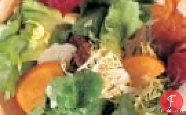 Bitterer Grünsalat mit gewürzten Pekannüssen und Persimonen